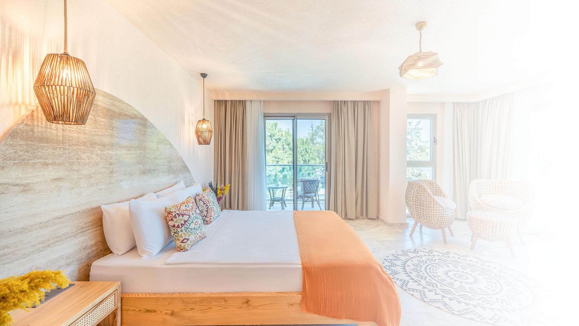 Each of our 50 m2 rooms with a balcony, partial or full sea view has been tastefully designed with your comfort in mind, featuring a large bed, a double bed, a desk, and chairs.